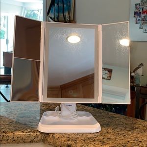 Like new makeup mirror